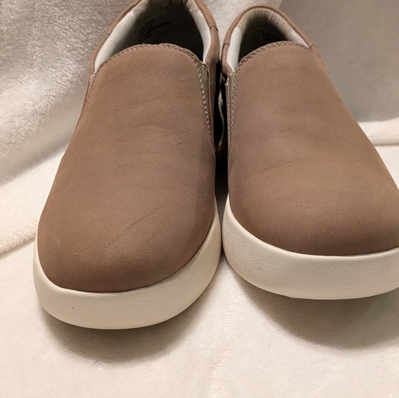 OTBT Camile shoe sz 8.5 tan - Picture 9 of 9